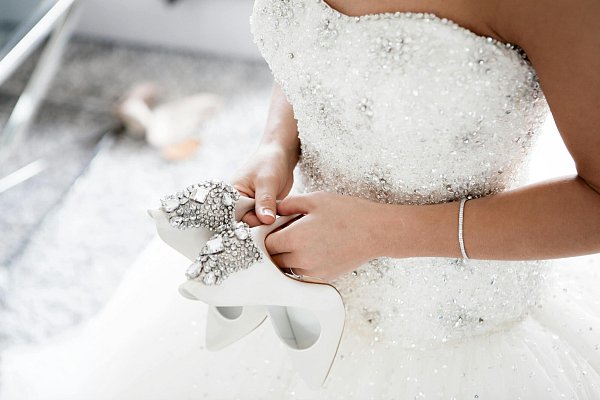 In einigen Brautmodengeschäften in OWL haben Bräute die Möglichkeit, direkt passende Schuhe zum Kleid zu kaufen. - © Symbolbild: Pexels