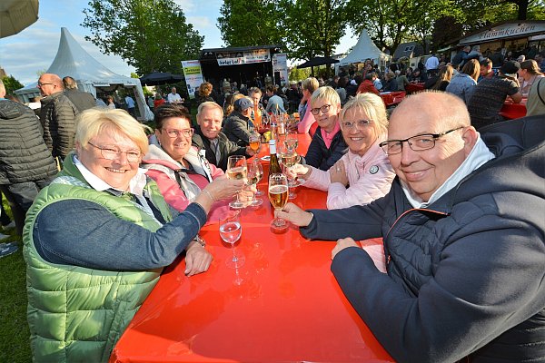 Wein trinken, schlemmen und verweilen - das können Besucher des Weinfestes in Verl in gemütlicher Atmosphäre. - © Karin Prignitz