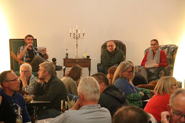 Felix Eisele, Dirk Windmöller und Judith Gladow haben sich 30 Fragen überlegt, die es in sich haben. Quer durch die Zeitungsressorts wird im Alten Wartesaal gequizzt. - © Anthea Moschner