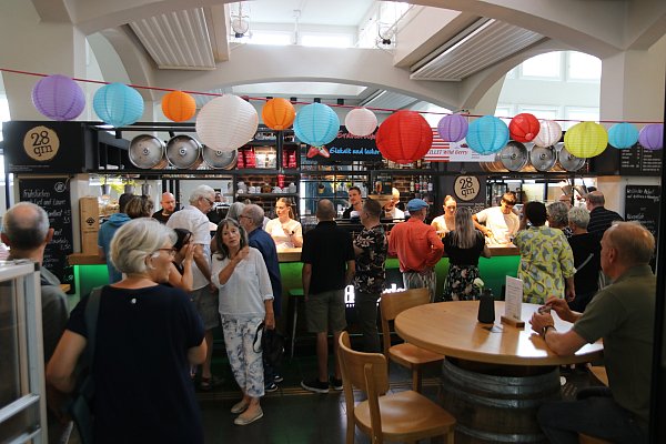 Viele Herforderinnen und Herforder genießen beim Feierabendmarkt einen schönen Abend in und an der Markthalle. - © Claus Frickemeier