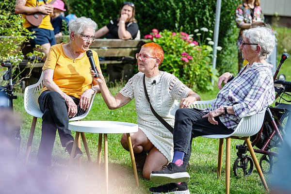 Die Anwohnerinnen Helga (l.) und Inge (r.) erzählen Raphaela Kula, was sie früher alles gespielt haben. - © Barbara Franke