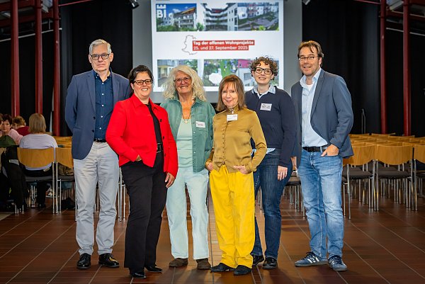 Engagieren sich für "gemeinschaftliches Wohnen": Architekt Walter Hauer (v.l.), Bielefelds Wirtschaftsdezernentin Claudia Koch, Martina Buhl (Büro für Sozialplanung/Stadt Bielefeld), Monika Klostermann (Netzwerk selbstorganisierter Wohnprojekte), Julia Meinert (Hausgemeinschaft Pauluscarree) und Oliver Klingelberg (BGW). - © Sarah Jonek