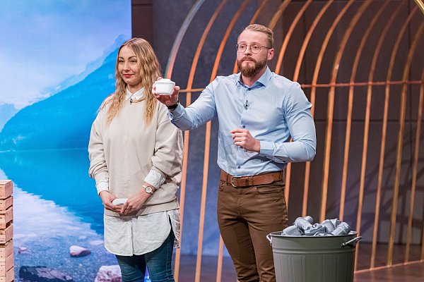 Inga Plochow (l.) und Richard Birich präsentieren die wiederverwendbare Wasserfilterkartusche "YUCONA" in der TV-Show "Die Höhle der Löwen" bei Vox. - © TVNOW / Bernd-Michael Maurer