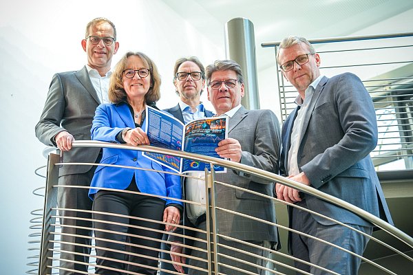 Christoph Plass, Petra Pigerl-Radtke, Marco Rieso, Rainer Döring und Götz Dörmann von der IHK stellten die Ergebnisse der Konjunktur-Umfrage vor. - © IHK Ostwestfalen