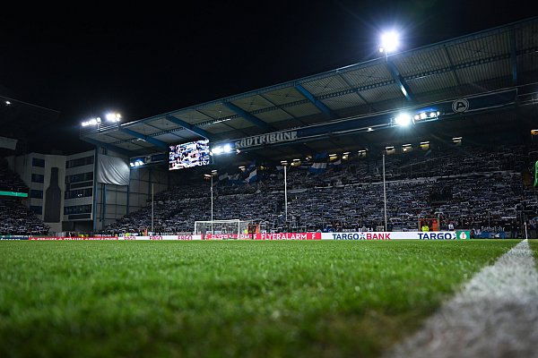 Beliebt wegen der günstigen Preise: die Südtribüne. - © Teresa. Kroeger