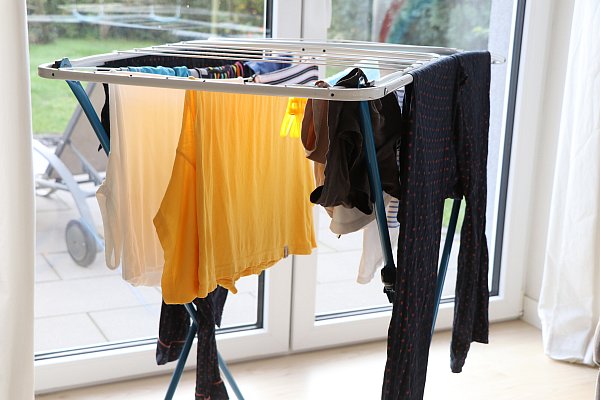 Wäscheständer sollten eher nicht in Wohnräumen stehen, da die Feuchtigkeit die Bildung von Schimmel fördert. Das Trocknen auf dem Balkon ist eine willkommene Alternative. - © Holger Kosbab
