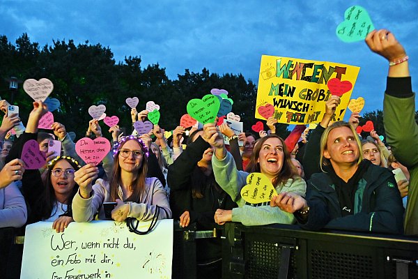 Mehr als 1.600 von zwei Fans selbst gebastelte Herzen recken die begeisterten Zuschauerinnen in die Luft. - © Waltraut Leskovsek