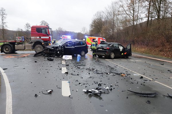 Verkehrsunfall auf der B252 in Höhe Bellersen - © Polizei Höxter