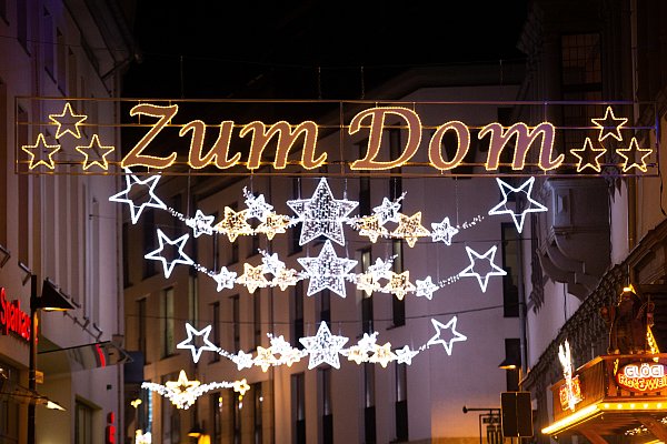Zahlreiche leuchtende Sterne hängen während der Advents- und Weihnachtszeit in Paderborn. - © Niklas Tüns