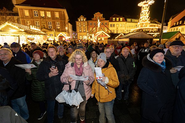 Beim traditionellen Weihnachtssingen gegen Ende des Paderborner Weihnachtsmarktes versammeln sich die Menschen am Dom. - © Niklas Tüns
