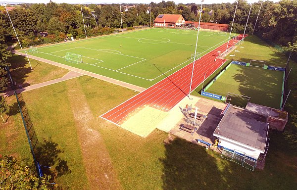 Zwei Kunstrasenplätze, ein kleines Soccerfeld, eine Würstchenbude: Aus mehr besteht das Sportzentrum Süd bislang nicht. - © Andreas Frücht