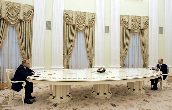 Das letzte persönliche Treffen von Putin und Scholz unter Corona-Bedingungen 2022. - © picture alliance/dpa/Russian President Press Office/Sputnik