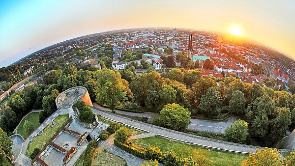 Von der Sparrenburg fällt der Blick über Bielefeld. - © jonek-fotografie.de
