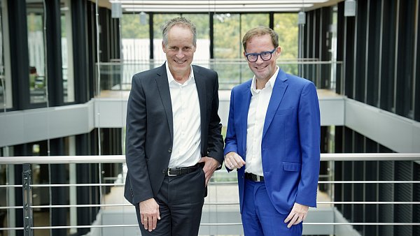 Jörg-Uwe (l.) und sein Bruder Jan-Hendrik Goldbeck führen das Bielefelder Bauunternehmen mit mehr als 13.000 Beschäftigten. - © Peter Unger