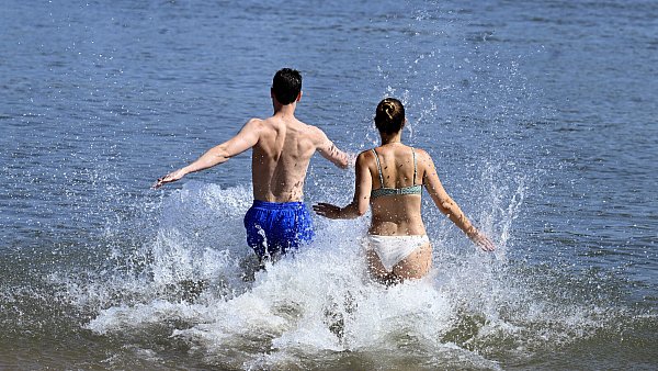 Um den Sommer zu einem unvergesslichen Erlebnis zu machen, gehören die perfekten Sommerhits dazu. - © picture alliance/dpa