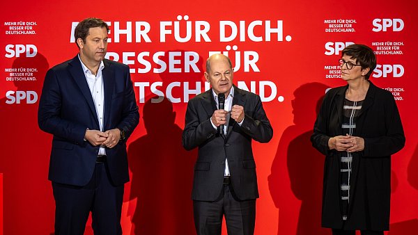 "Mehr für dich. Besser für Deutschland": So lautet ein Slogan der SPD mit Kanzler Olaf Scholz (M.) sowie den Parteichefs Saskia Esken und Lars Klingbeil. - © picture alliance/dpa