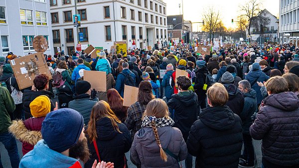 Brandmauer-Demo des Bündnisses gegen Rechts vor der CDU-Parteizentrale in Paderborn. - © Julia Spiekerkötter