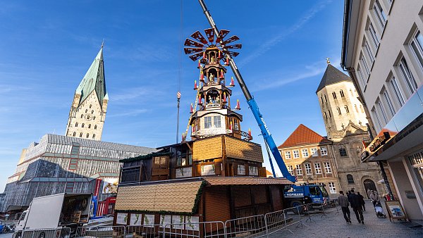 Die Paderborner Weihnachtspyramide für den Weihnachtsmarkt ist bereits aufgebaut. - © Niklas Tüns