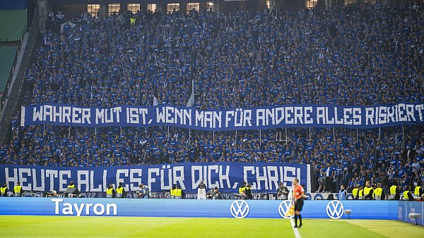 Unterstützung nicht nur für die Manschaft. Große Gesten auch für den Lebensretter vom Cutie. - © imago/Noah Wedel