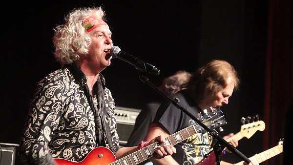 Jay Spargo ist in die Fußstapfen von Marc Bolan, dem Gründer der britischen Band T.Rex getreten. Die Hits der Glamrock-Band wirken nach wie vor. - © Knut Dinter
