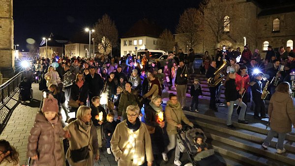 Als die Teilnehmer des Laternenumzugs auf dem Domplatz ankamen, war dieser gut gefüllt. Anschließend besuchten viele den Wortgottesdienst. - © Marco Hilla