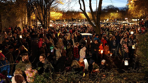 Auf dem Parkplatz an der Heiersburg warten die - vor allem jungen - Besucher gespannt auf das Martinsspiel. - © Marco Hilla