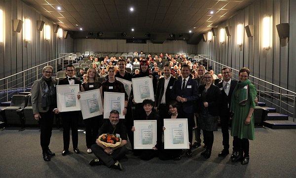 Die Preisträger und die Jury nach der Verleihung im Kinosaal. - © Simone Flörke