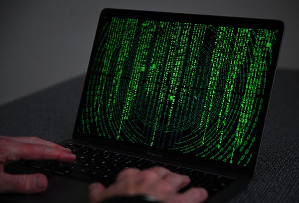 Immer öfter werden smarte Geräte Ziel von Hackerangriffen. - © picture alliance / ROLAND SCHLAGER / APA / picturedesk.com