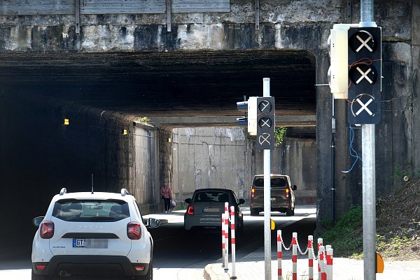 Einige Wochen war die Doppelampel an der Pixeler Straße im Kreis Gütersloh in Betrieb, nun ist sie wieder ausgeschaltet. - © Andreas Frücht