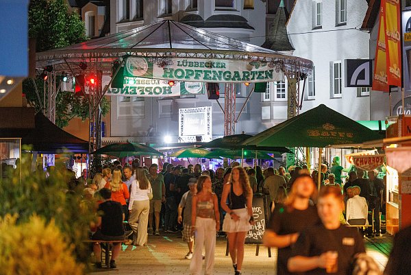 Im gemütlichen Ambiente des „Hopfengartens“ unter dem Schirmdach erwarten das Publikum besondere Highlights. - © Oliver Krato