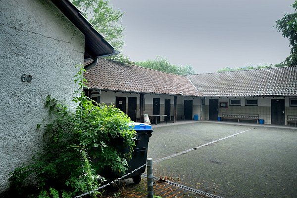 Unverändert im Fokus: Das Umkleidegebäude am Kamphof gilt seit Jahren als abrissreif. Auf Antrag der Politik prüft die Verwaltung derzeit zwei Optionen: Neubau an (fast) selber Stelle oder eine Verlegung des Sportbetriebs zu einem komplett anderen Standort, zum Beispiel LAZ Nord. - © Andreas Frücht