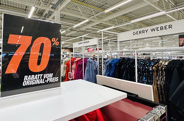 Nach Bekanntwerden der Insolvenz im März 2025 wird die Ware von Gerry Weber im Outlet im Ravenna-Park zu Schleuderpreisen angeboten. - © Nicole Donath