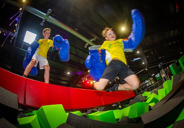 Mit Freunden so richtig abheben? Das ist das Motto für eine Kindergeburtstagsfeier im Indoor-Trampolinpark Superfly. - © Mike-Dennis Müller / www.mdm.photo