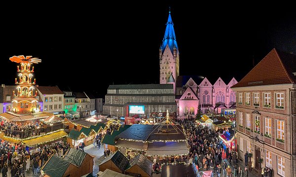 Am Freitagabend war auf dem Paderborner Weihnachtsmarkt viel los. - © Niklas Tüns