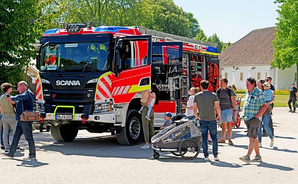 Die alte und neue Technik der Feuerwehr war immer wieder dicht umlagert. - © Ralph Meyer