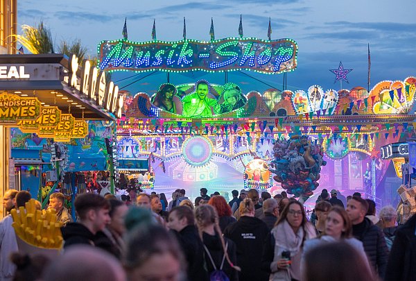 Die Preise auf der Herbstkirmes sind weitgehend unverändert und noch moderat. Aber für kommendes Jahr zeichnet sich eine Preissteigerung ab. - © Oliver Krato