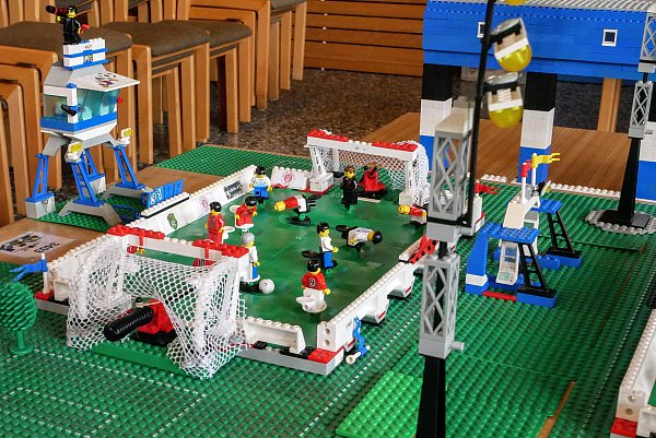 Entstanden ist an den Lego-Bautagen auch ein Fußballplatz, angelehnt an die Schüco-Arena, in den Farben Schwarz-Weiß-Blau. - © Kristoffer Fillies