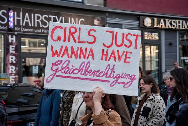 Frauen wollen doch einfach nur Gleichberechtigung. Die Demonstranten fordern zudem Lohngerechtigkeit und mehr Schutz für Frauen. - © Michaela Heinze