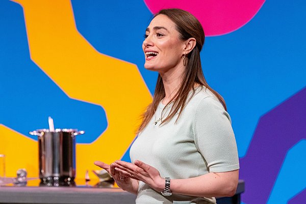 Minever Zevker präsentiert mit Miss Mineva´s fermentierte Tütensuppen. Sie erhofft sich ein Investment von 200.000 Euro für 10 Prozent der Firmenanteile. - © RTL / Bernd-Michael Maurer