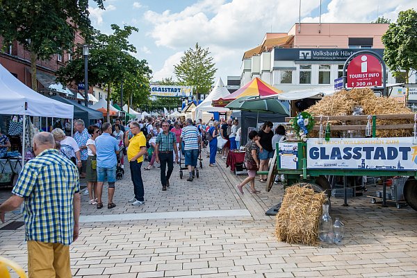 Das bunte Glasstadtfest erwartet die Besucherinnen und Besucher am 20. und 21. September in Bad Driburg. - © Bad Driburger Touristik GmbH