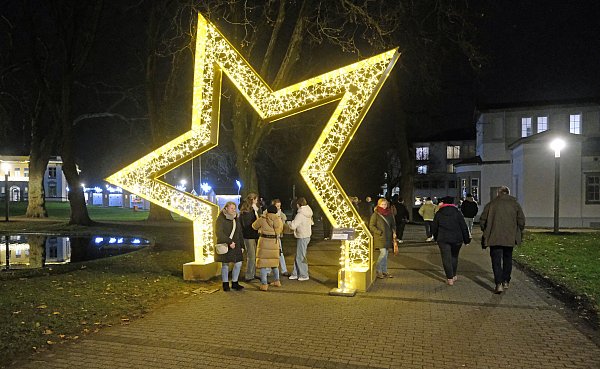 Der Stern bildet das Eingangstor zu den weihnachtlichen Lichtern im Kurpark. - © Thorsten Gödecker