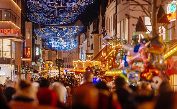 Der Paderborner Weihnachtsmarkt lockt im Advent in die Innenstadt. - © Besim Mazhiqi
