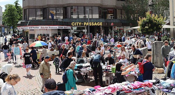 Beim Flohmarkt in der Bünder Innenstadt gibt es bis zu 300 Stände. - © Shannon-Lee Bendig