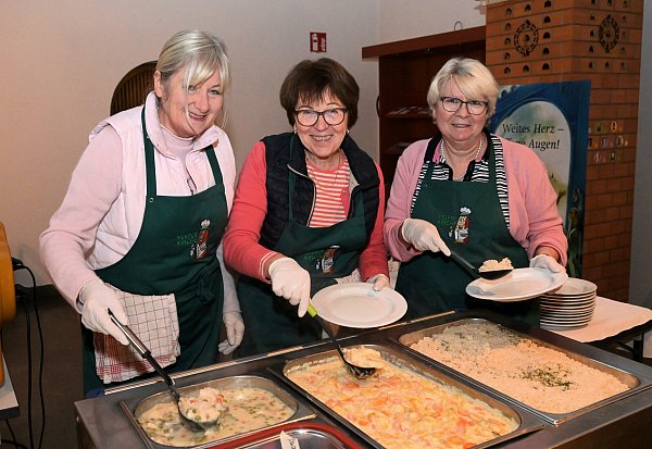 Helfende Hände bei der Essensausgabe waren im vergangenen Jahr unter anderem Annette Dreier (v.l.), Elisabeth Witte und Anne Gehle. - © Waltraud Leskovsek