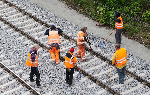 Zwischen Löhne und Minden wird es auf den Bahngleisen zu Einschränkungen kommen. - © Symbolfoto: Annette Riedl/dpa