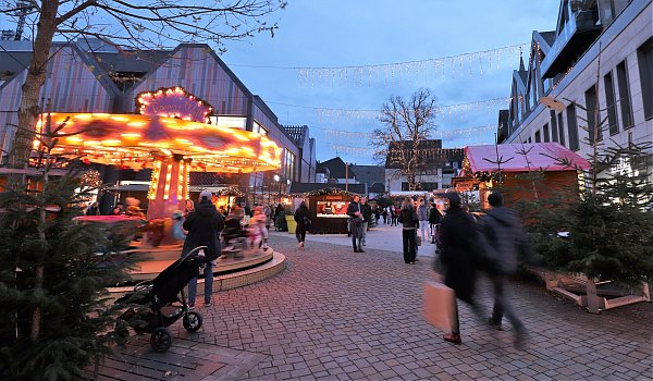 Es läuft rund auf dem Weihnachtsmarkt in Höxter. - © David Schellenberg