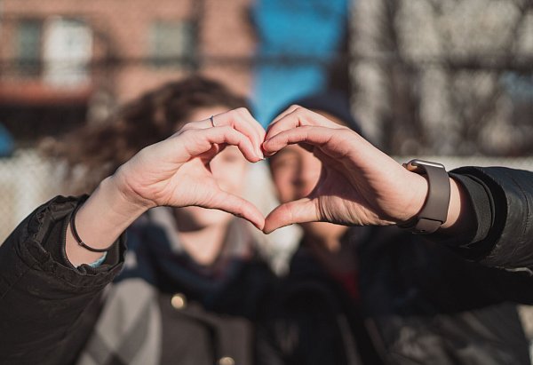 Romantisch geht auch auf Whatsapp: Der Partner oder die Partnerin freut sich sicher. - © Symbolbold/Pixabay