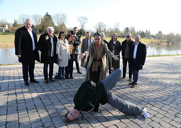 Verantwortliche und zwei Darsteller (Sabine Paßow als Seherin und Michael Kapiza als breakdancender Krieger, vorn) an der Weser in Höxter. - © Simone Flörke