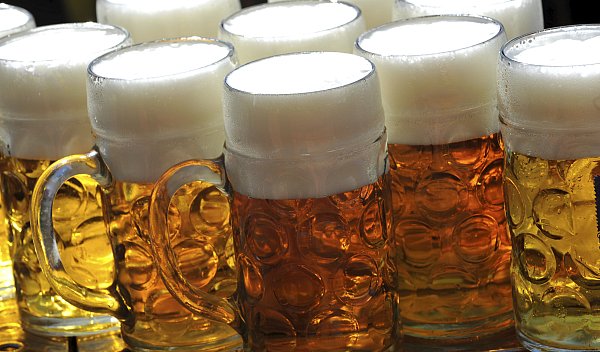 Die Bierpreise auf dem Oktoberfest werden steigen. - © picture alliance / dpa