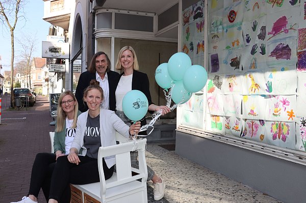 Jacqueline Flüthmann und Lena Held (vorn) mit Bürgermeister Norbert Morkes und Wirtschaftsfördererin Lina Wiegmann-Cardinal von der conceptGT vor dem Ladenlokal KIDS&COFFEE. - © Stadt
